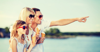 family eating ice cream | © Shutterstock