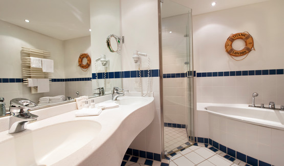 Wyndham Hotel HanseDom Stralsund bath room